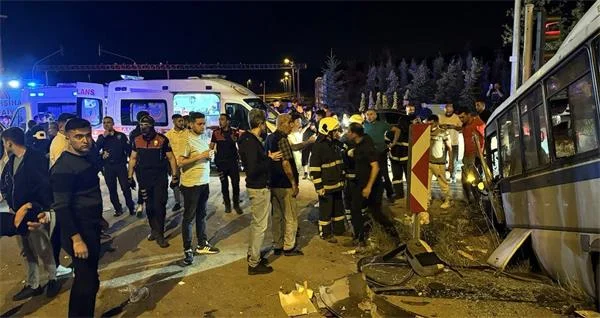 Mikroavtobusla avtomobil toqquşub: 22 nəfər xəsarət aldı