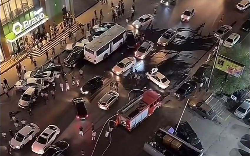 Bakıda sərnişin avtobusu 10-dan çox maşını əzib