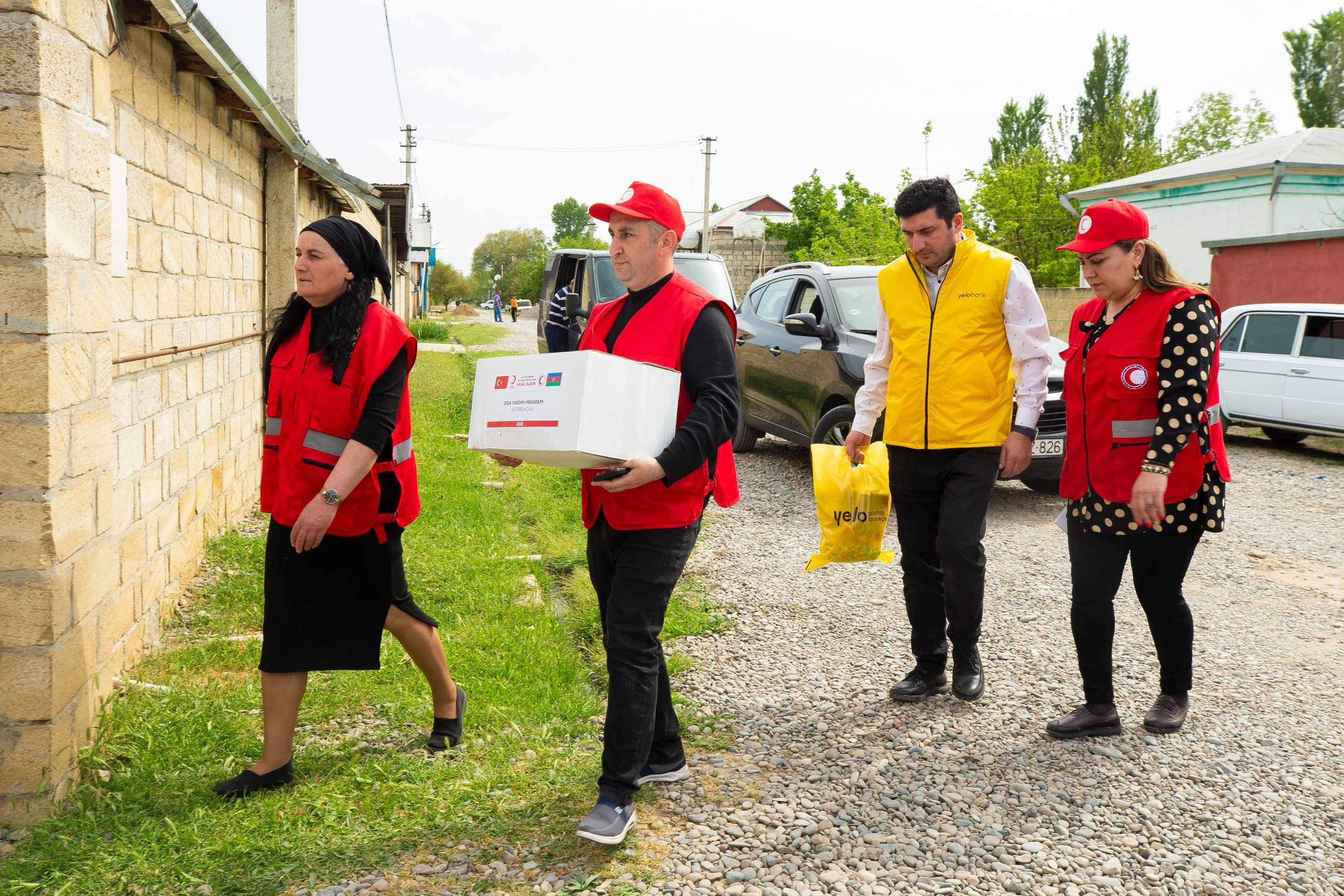 Yelo Bank bayram ərəfəsində şəhid ailələrini ziyarət etdi (R)