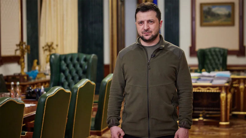 Boris Conson Zelenskinin yun koftasını hərracda satdı - 