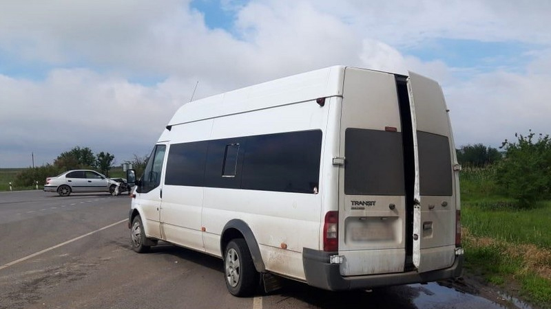 Yevlaxda mikroavtobus traktorla toqquşdu: Çox sayda yaralı var