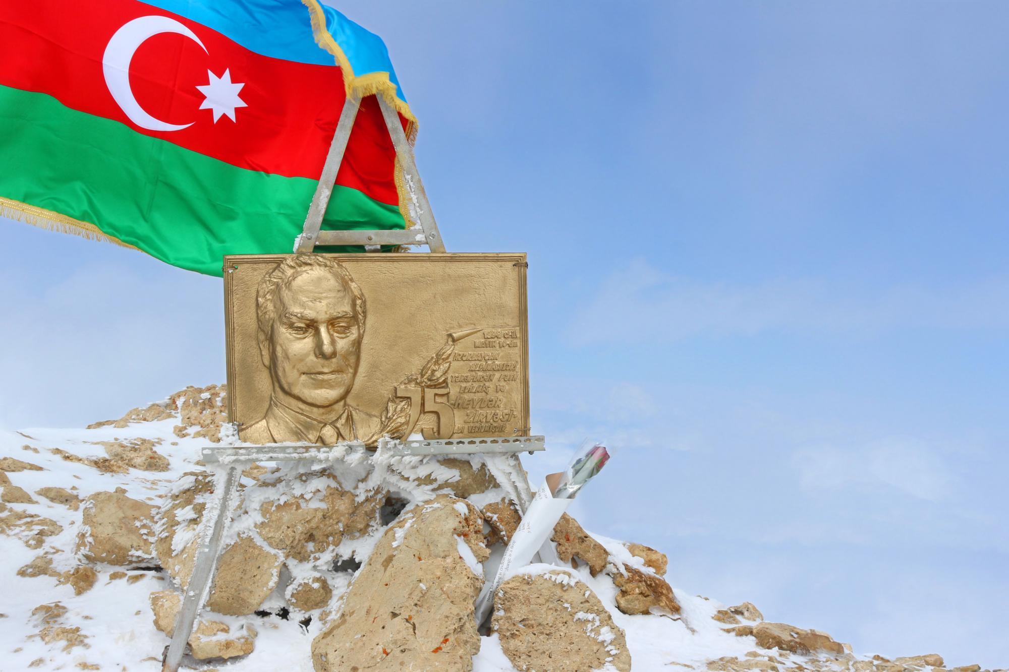 DTX əməkdaşları “Heydər zirvəsi”nə yürüş təşkil etdi (FOTOLAR)