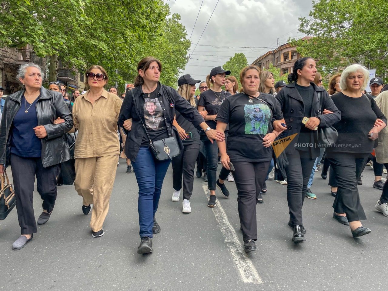 İrəvanda hökumət əleyhinə qadınların yürüşü başladı (FOTO/VİDEO)