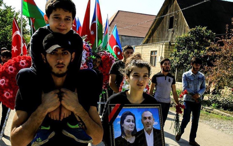 Gəncə terrorunda valideynlərini itirən Sevil və onu xilas edən nişanlısı danışdı (FOTO)