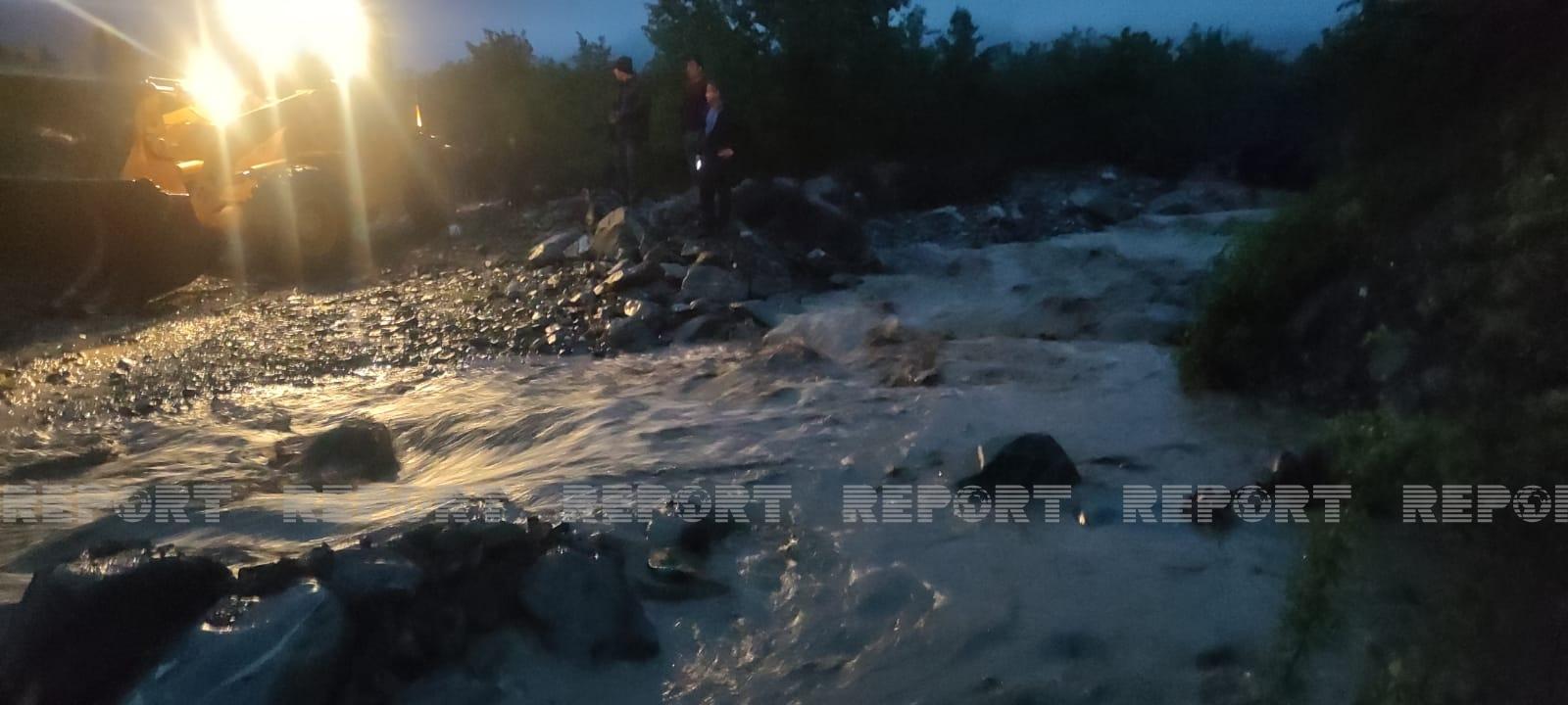 Şəkidə sel kəndlə şəhərin əlaqəsini kəsdi, avtomobili apardı (FOTOLAR)