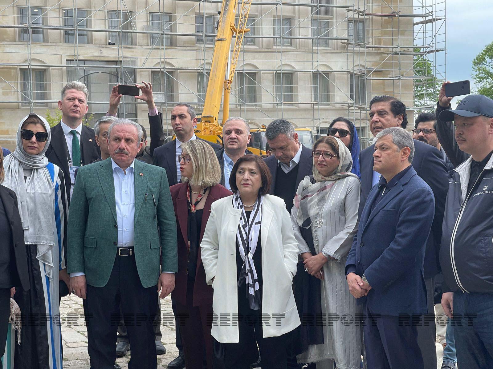 Parlament rəhbərləri Şuşada “Güllələnmiş heykəllər”i ziyarət etdi (FOTO)