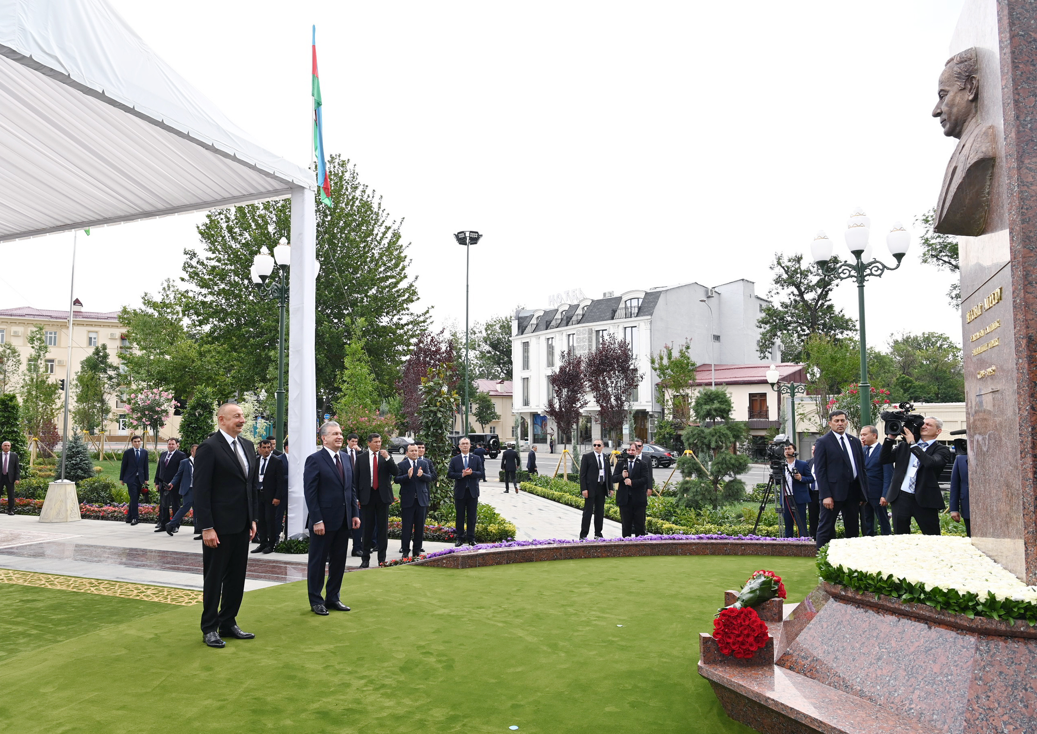 Prezidentlər Daşkənddə Heydər Əliyev Meydanının açılışını etdi (YENİLƏNİB/FOTO)
