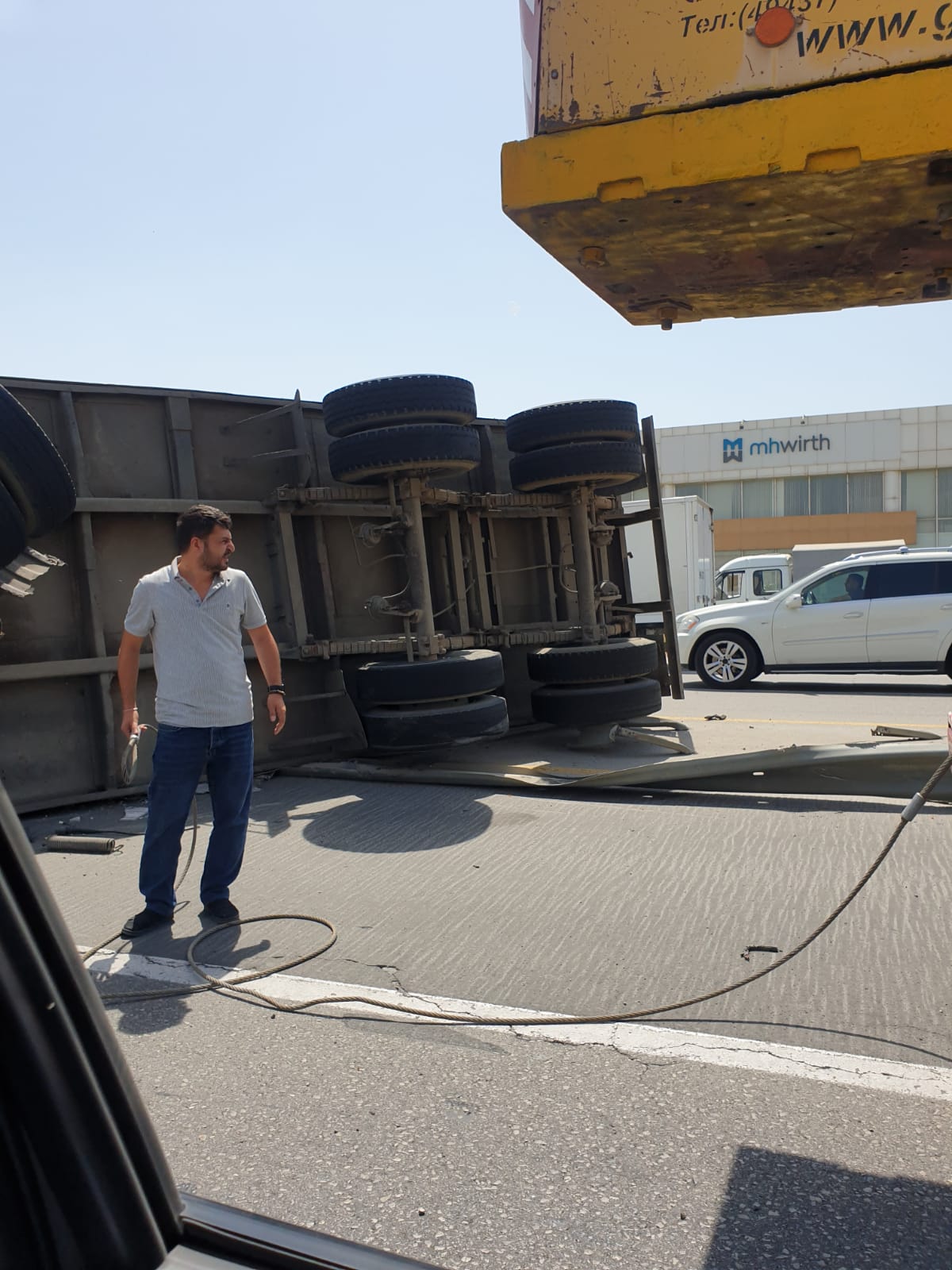 Bakıda yük maşını aşdı, yol bağlandı (FOTO)