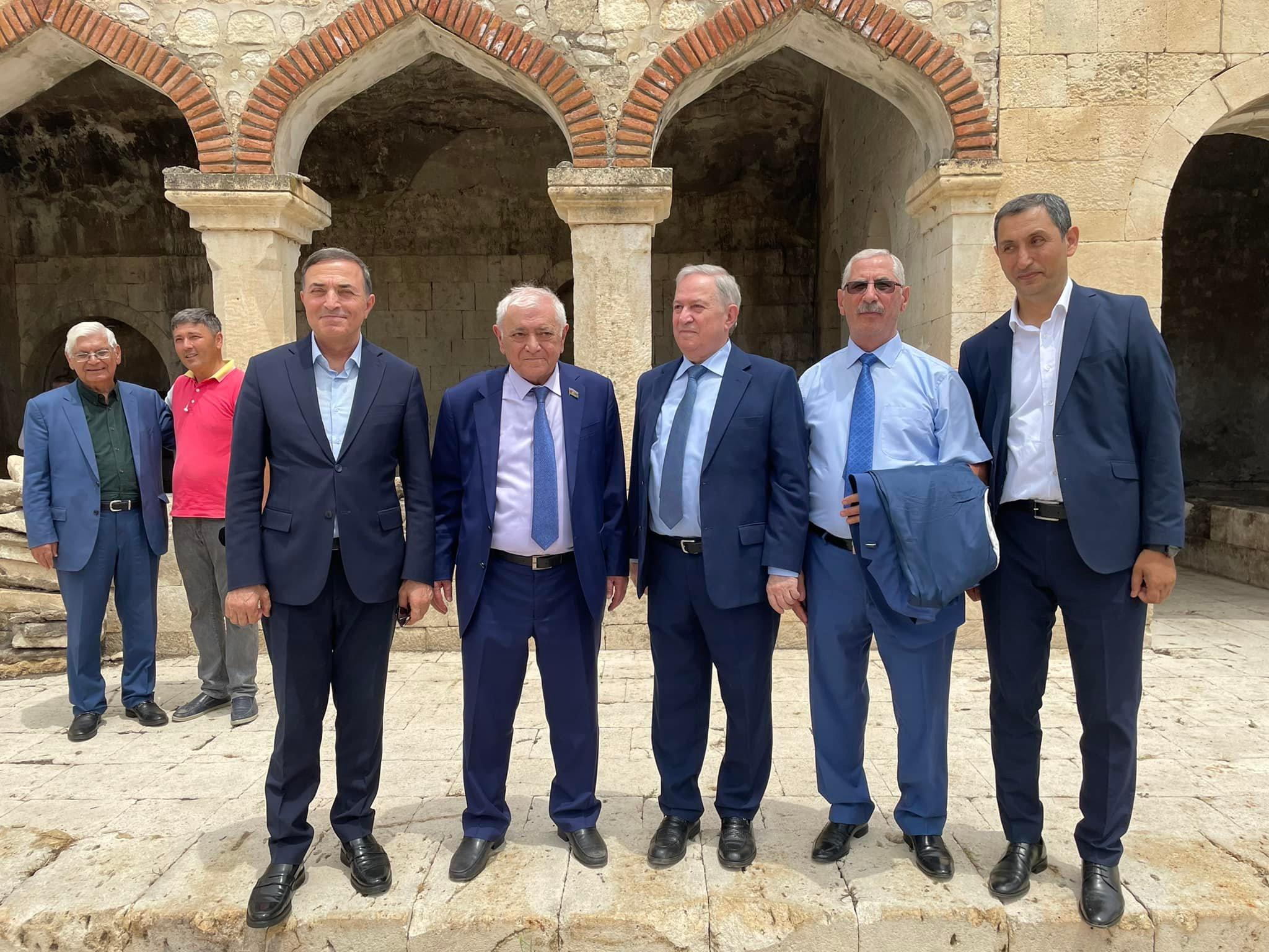 Bir qrup alim Ağdamda bərpa işləri ilə tanış olub (FOTO)