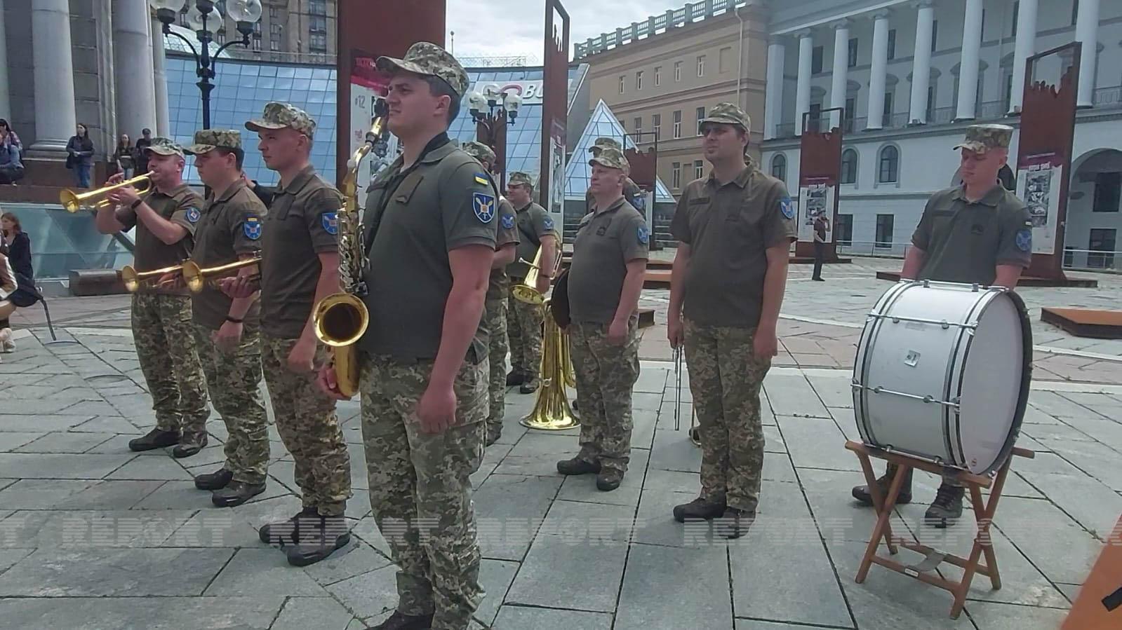 Ukraynalılar həlak olan hərbçi ilə Maydanda vidalaşdılar (FOTO)