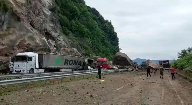 Türkiyədə torpaq uçqunu: Azərbaycanlı sürücü həlak oldu (YENİLƏNİB/FOTO)