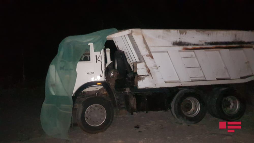 Ucardakı qəzada yerə dağılan yük Bakı istiqamətində yolun bağlanmasına səbəb olub (FOTO)