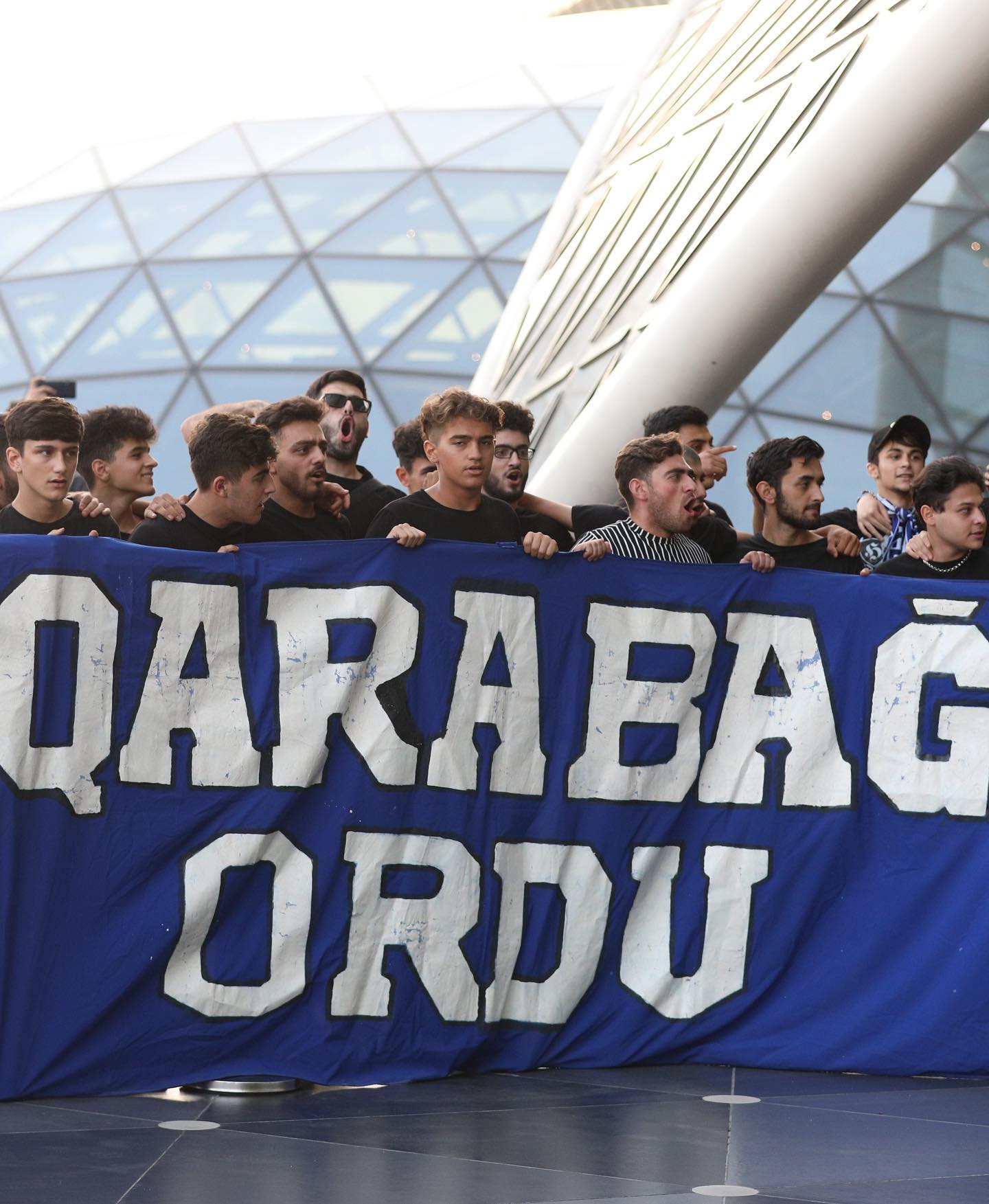“Qarabağ” hava limanında coşqu ilə qarşılandı (FOTOLAR)