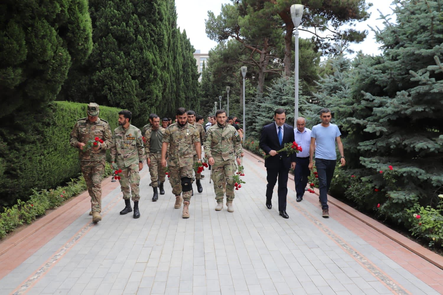 Qazilərin və müharibə veteranları Fəxri xiyabanı və İkinci Şəhidlər xiyabanını ziyarət edib (FOTO)