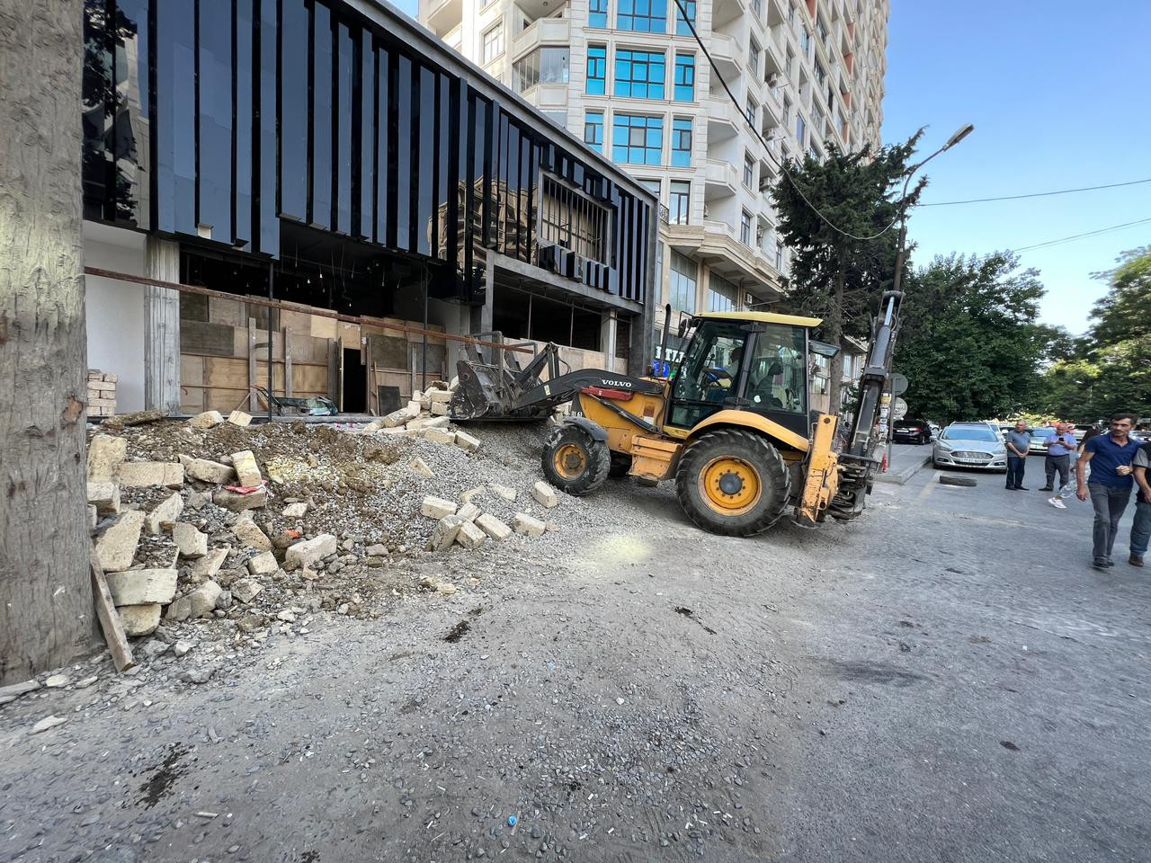 Nərimanov rayonunda qanunsuz tikili söküldü (FOTOLAR)
