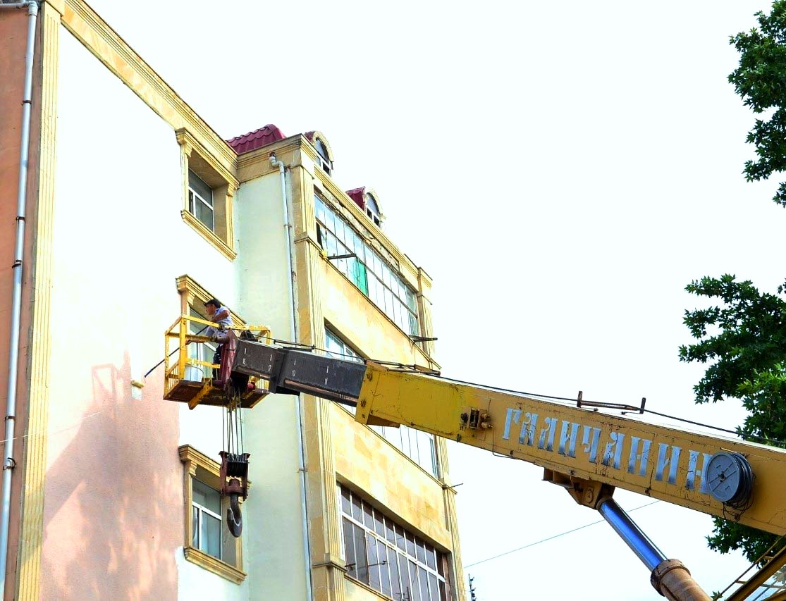 Ağstafada çoxmənzilli yaşayış binalarında aparılan təmir-bərpa işləri davam etdirilir (FOTO)