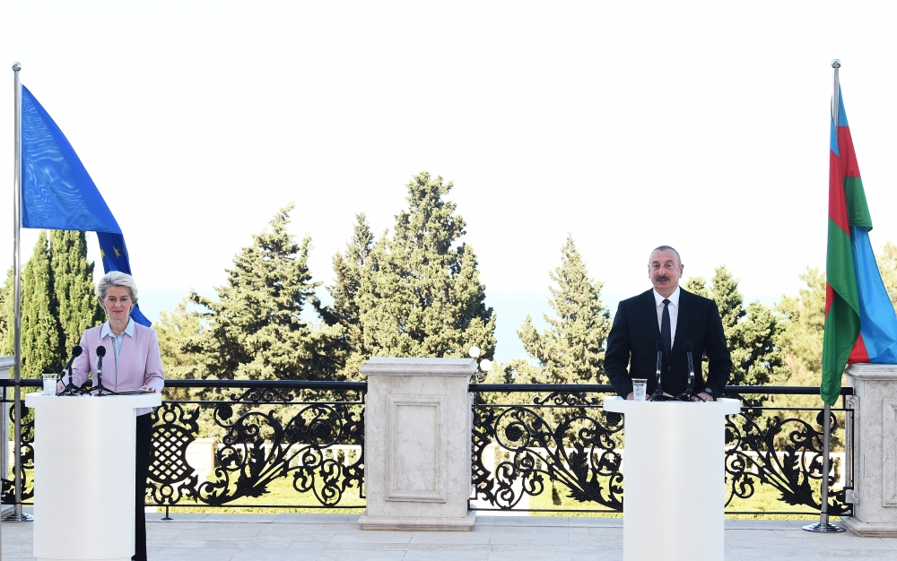 İlham Əliyev və Ursula von der Leyen mətbuata bəyanatlarla çıxış etdi (FOTOLAR)