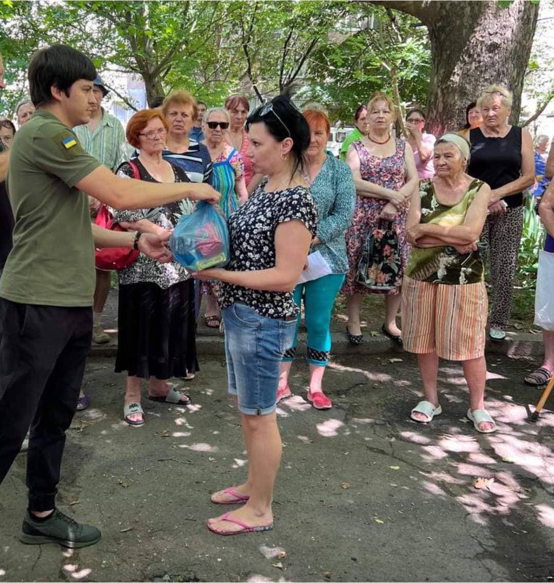 Azərbaycanlı deputat və atası Nikolayevdə yardım aksiyasına başçılıq edir (FOTO)