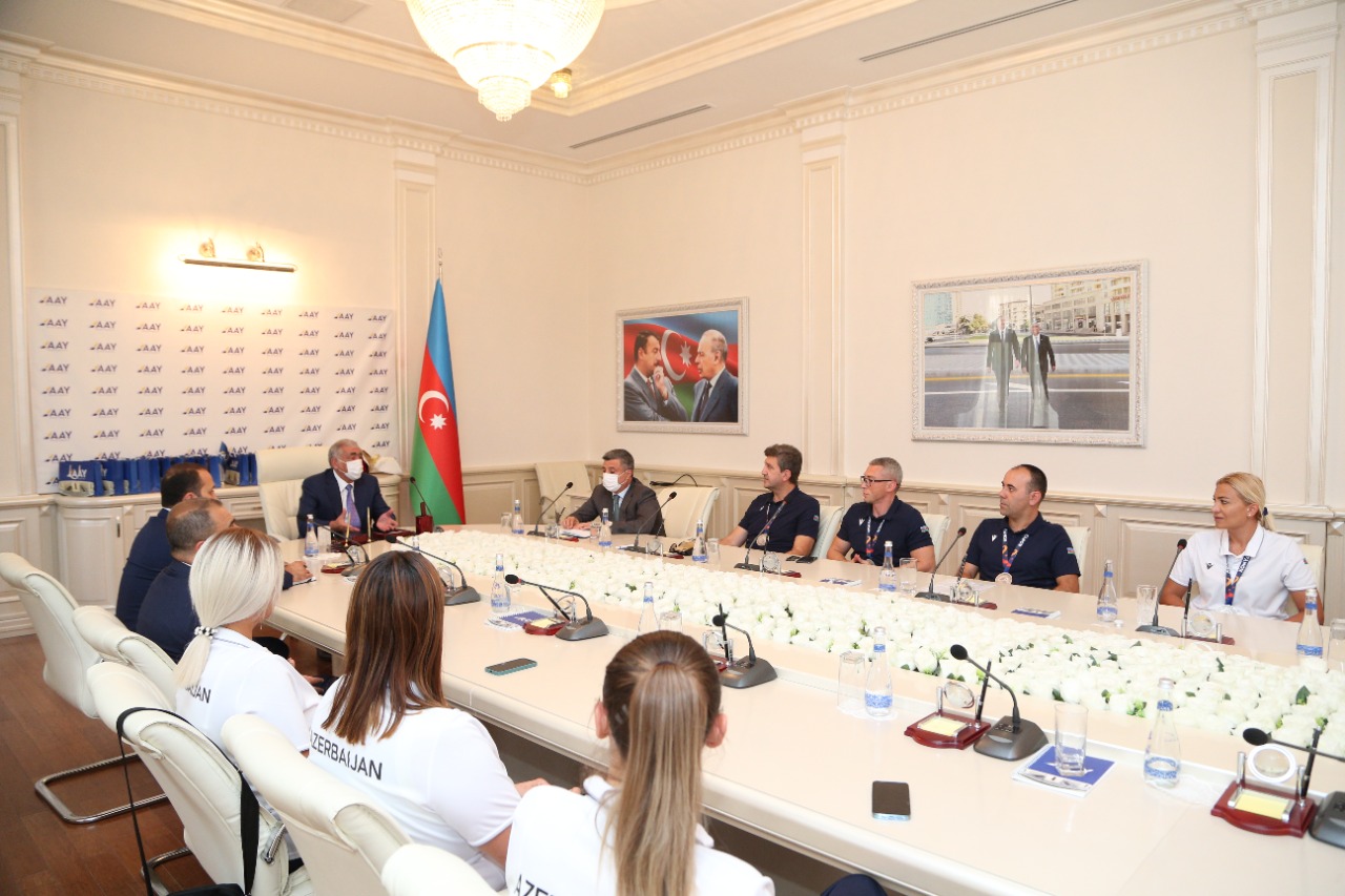 Azərbaycan Həndbol Federasiyasının rəhbərliyi qadın həndbolçuları qəbul etdi (FOTOLAR)