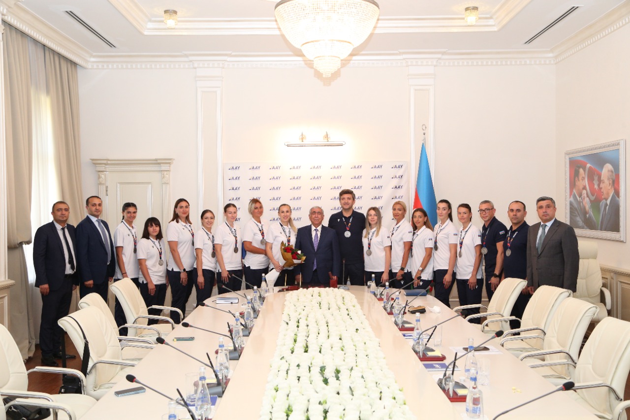 Azərbaycan Həndbol Federasiyasının rəhbərliyi qadın həndbolçuları qəbul etdi (FOTOLAR)