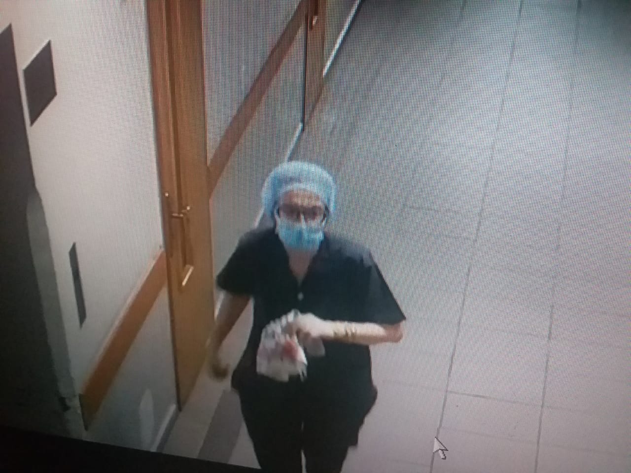 Xadimə paltarı geyinən qadın xəstələrin əşyalarını oğurladı (FOTO)