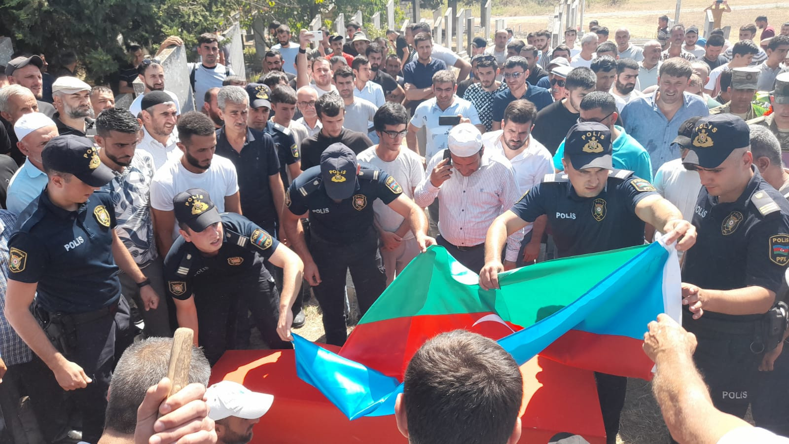 Həlak olan hərbçi dəfn edildi (FOTO)