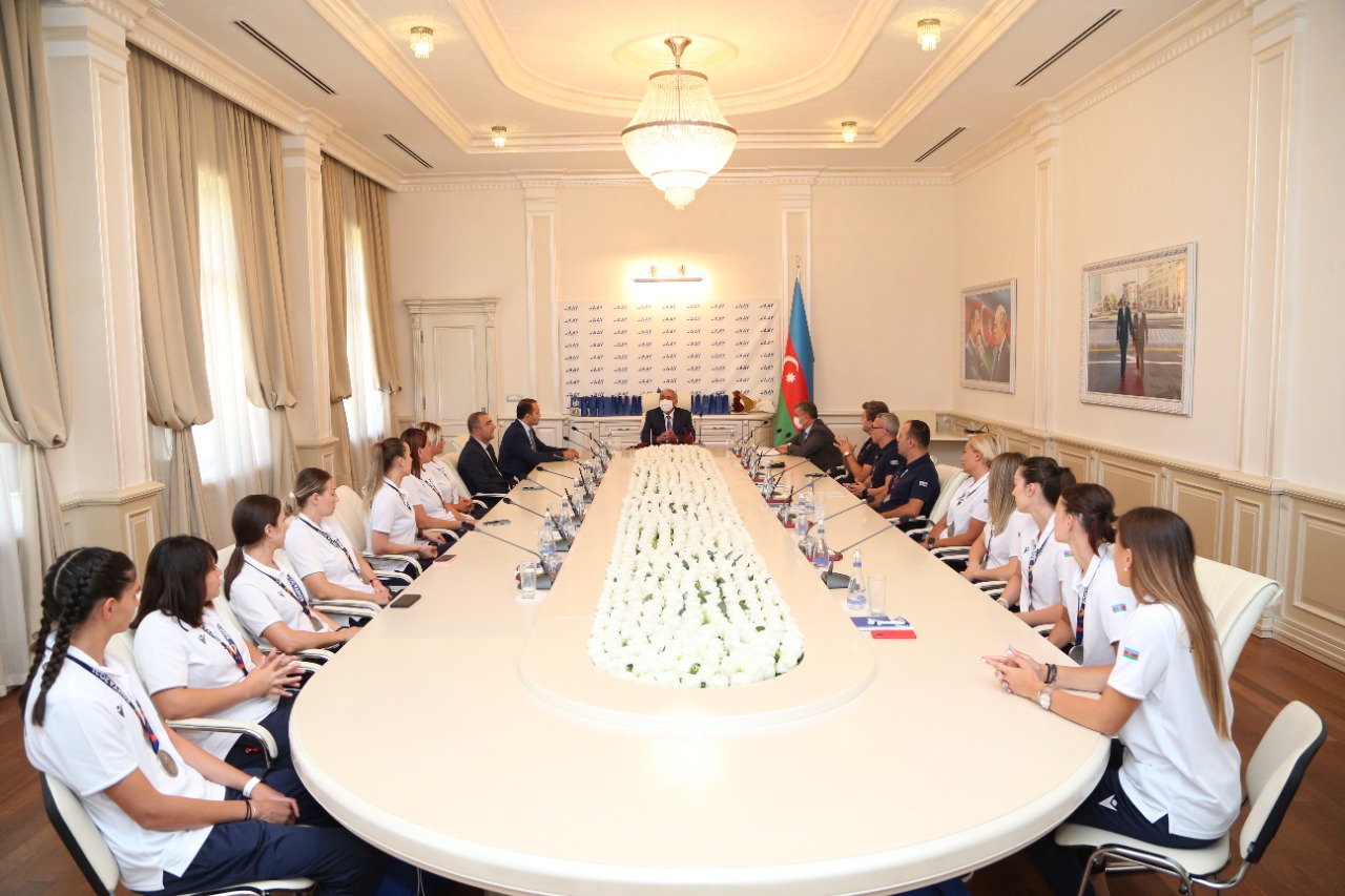 Azərbaycan Həndbol Federasiyasının rəhbərliyi qadın həndbolçuları qəbul etdi (FOTOLAR)