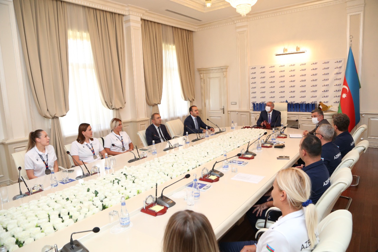 Azərbaycan Həndbol Federasiyasının rəhbərliyi qadın həndbolçuları qəbul etdi (FOTOLAR)