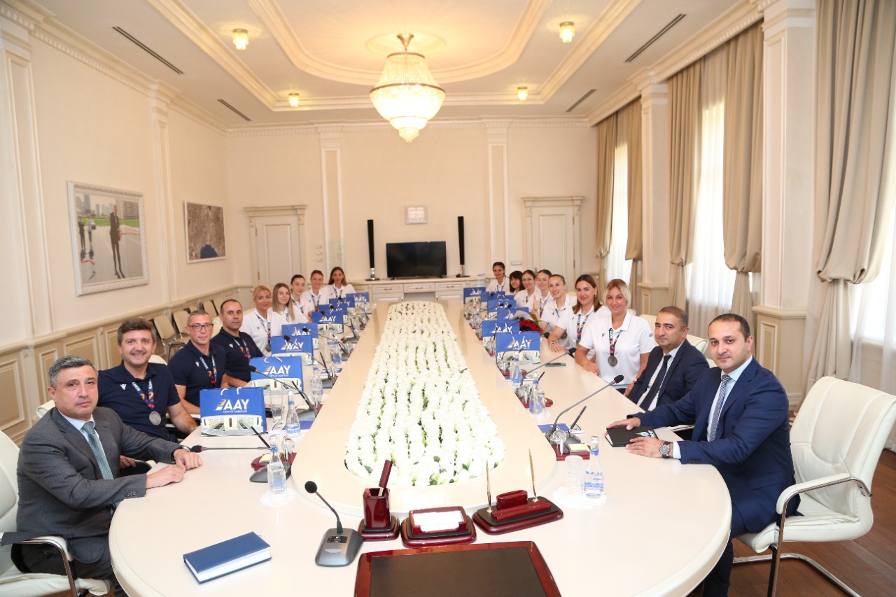 Azərbaycan Həndbol Federasiyasının rəhbərliyi qadın həndbolçuları qəbul etdi (FOTOLAR)