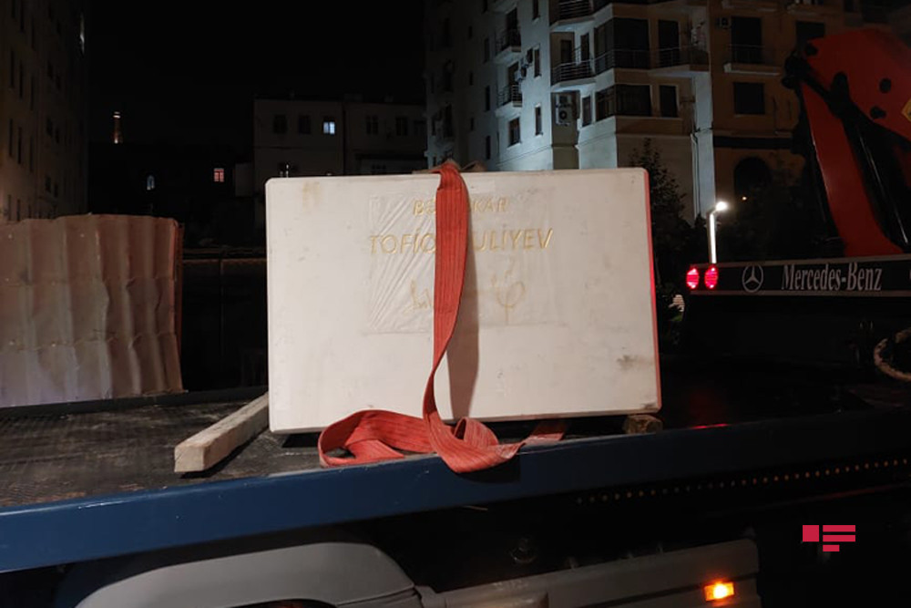 Bakıda Xalq artisti Tofiq Quliyevin abidəsinin postamenti quraşdırılır (FOTO)