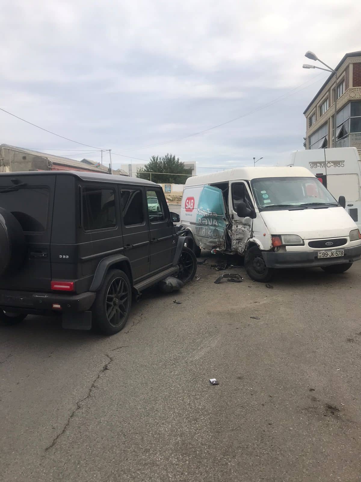 Bakıda “Galendvagen"  SAB şirkətinin maşını ilə toqquşdu (FOTOLAR)