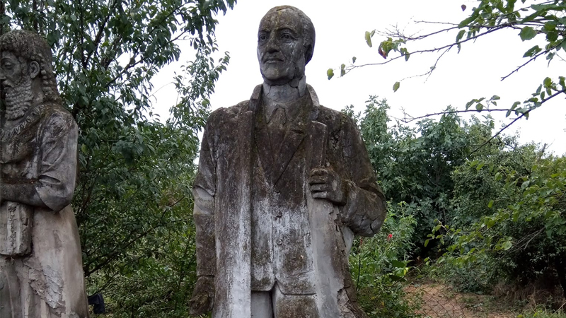 Rəsulzadənin baxımsız vəziyyətdə olan heykəli hansı rayondadır? (FOTO/AÇIQLAMA)