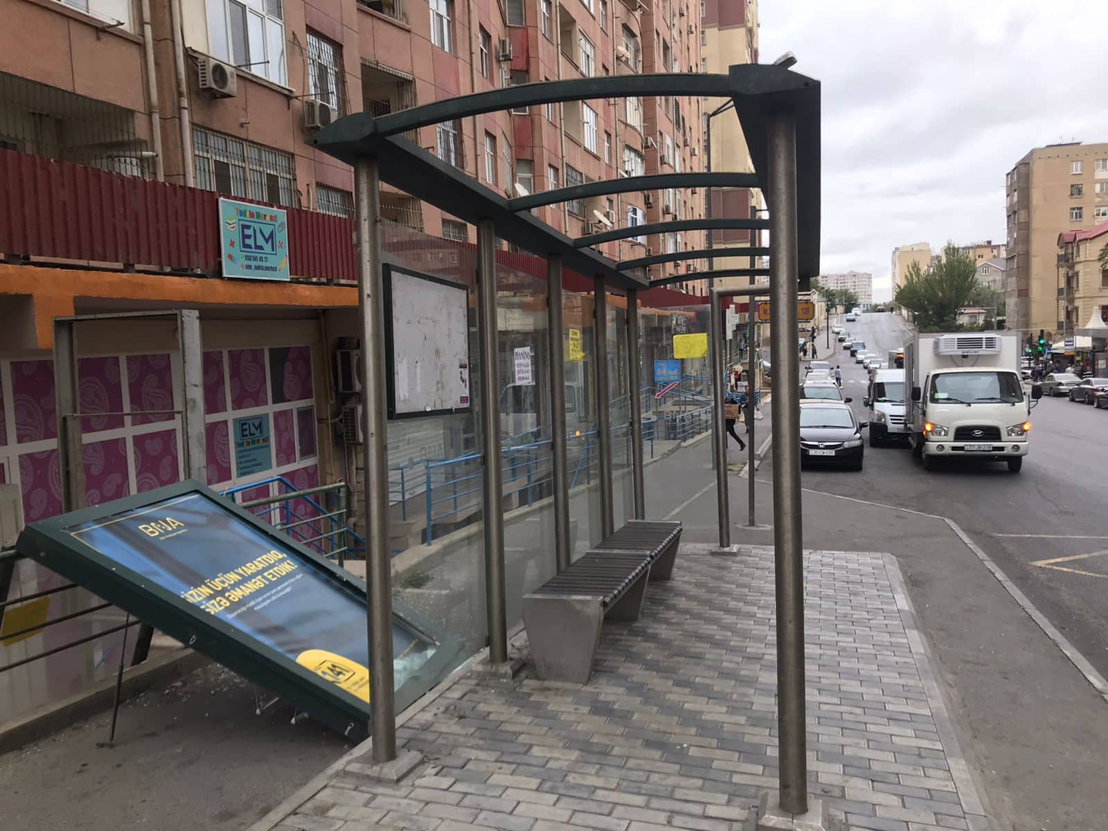 Güclü külək Yeni Yasamalda dayanacağı uçurdu (FOTO) Güclü külək Yeni Yasamalda dayanacağı uçurdu (FOTO)