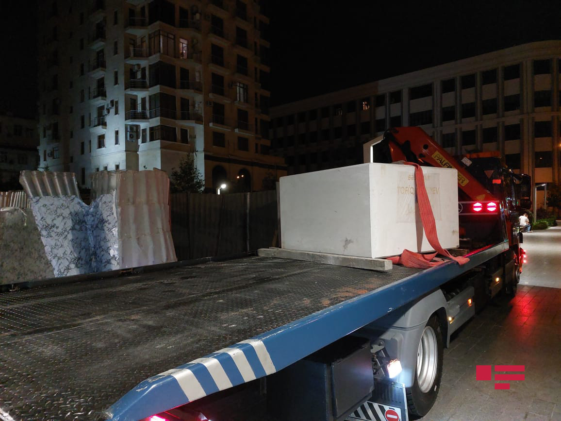 Bakıda Xalq artisti Tofiq Quliyevin abidəsinin postamenti quraşdırılır (FOTO)
