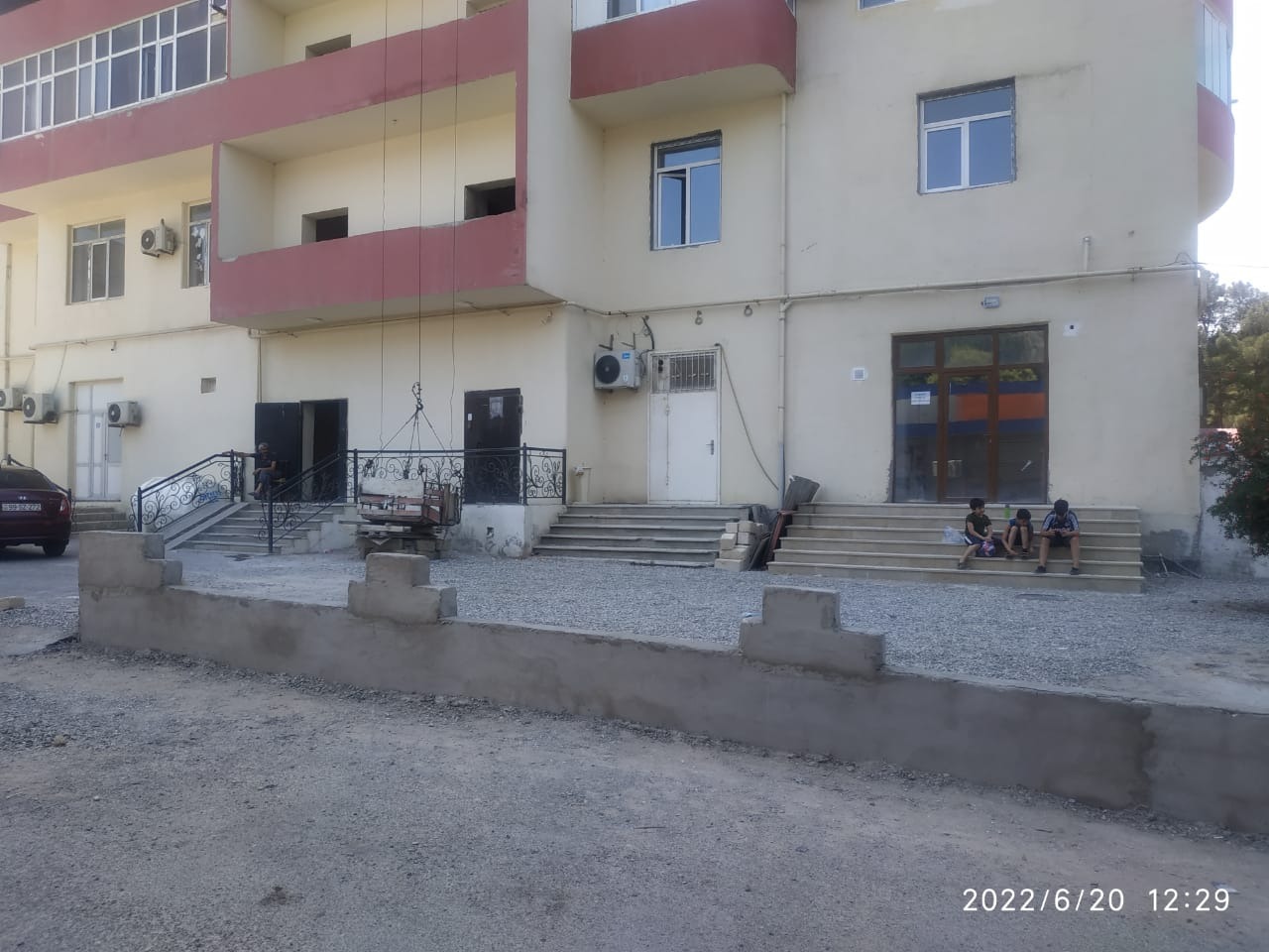 Abşeronda bina tikən sahibkar cərimələndi - Sakinlər şikayətçidirlər (FOTOLAR)