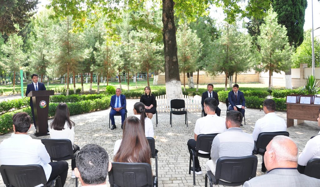 Ağstafada yüksək bal toplayan abituriyentlərlə görüş keçirildi (FOTOLAR)