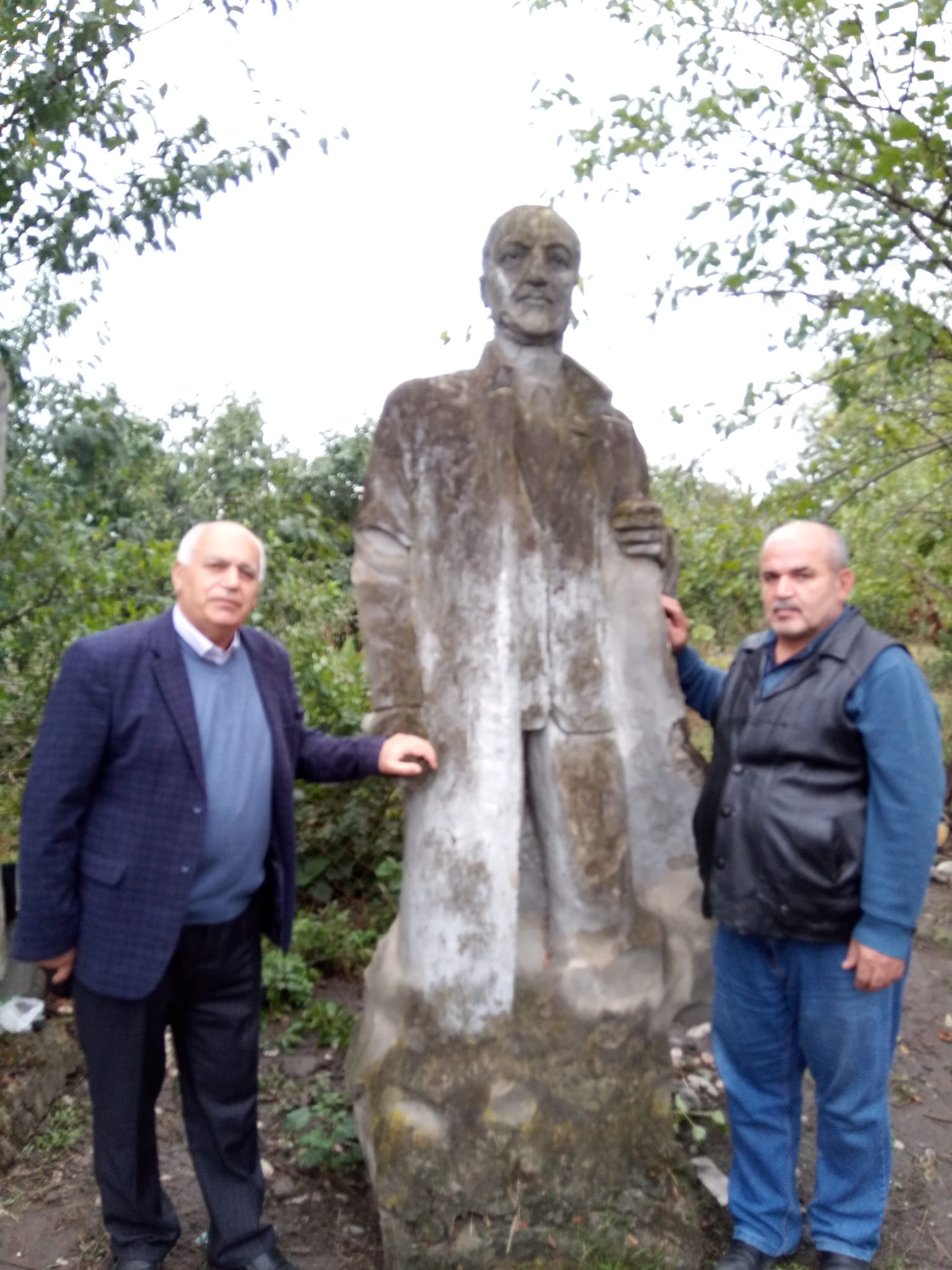 Rəsulzadənin baxımsız vəziyyətdə olan heykəli hansı rayondadır? (FOTO/AÇIQLAMA)