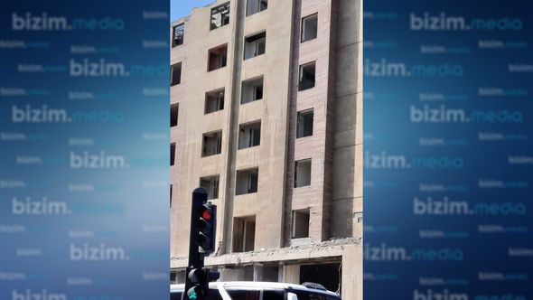 Paytaxtın mərkəzində çoxmərtəbəli binanın söküntüsünə başlanıldı (FOTO)