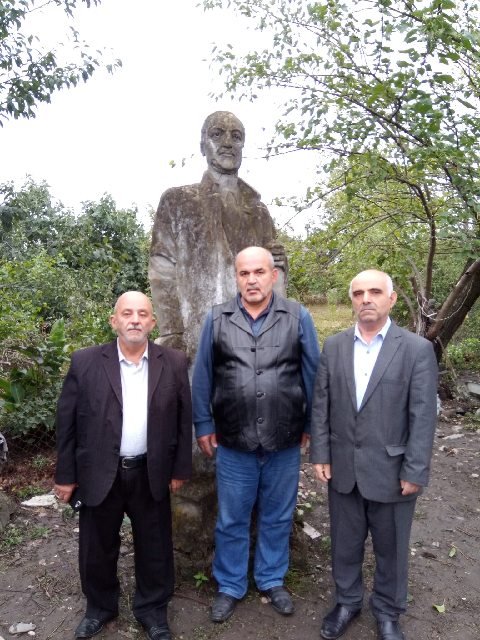 Rəsulzadənin baxımsız vəziyyətdə olan heykəli hansı rayondadır? (FOTO/AÇIQLAMA)