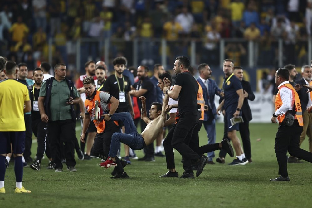 Superliqada azarkeş futbolçunu təpiklədi (FOTO)