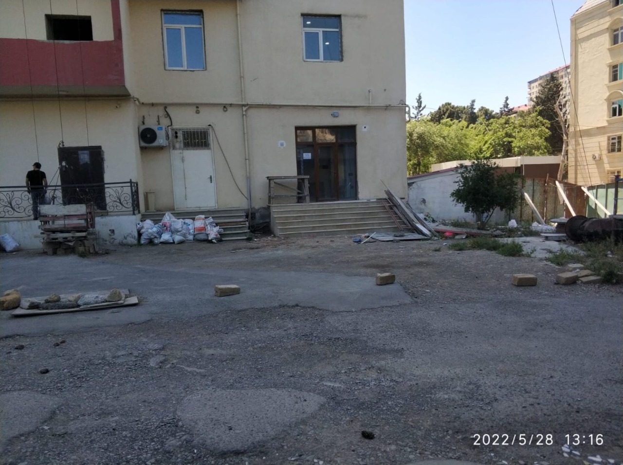 Abşeronda bina tikən sahibkar cərimələndi - Sakinlər şikayətçidirlər (FOTOLAR)
