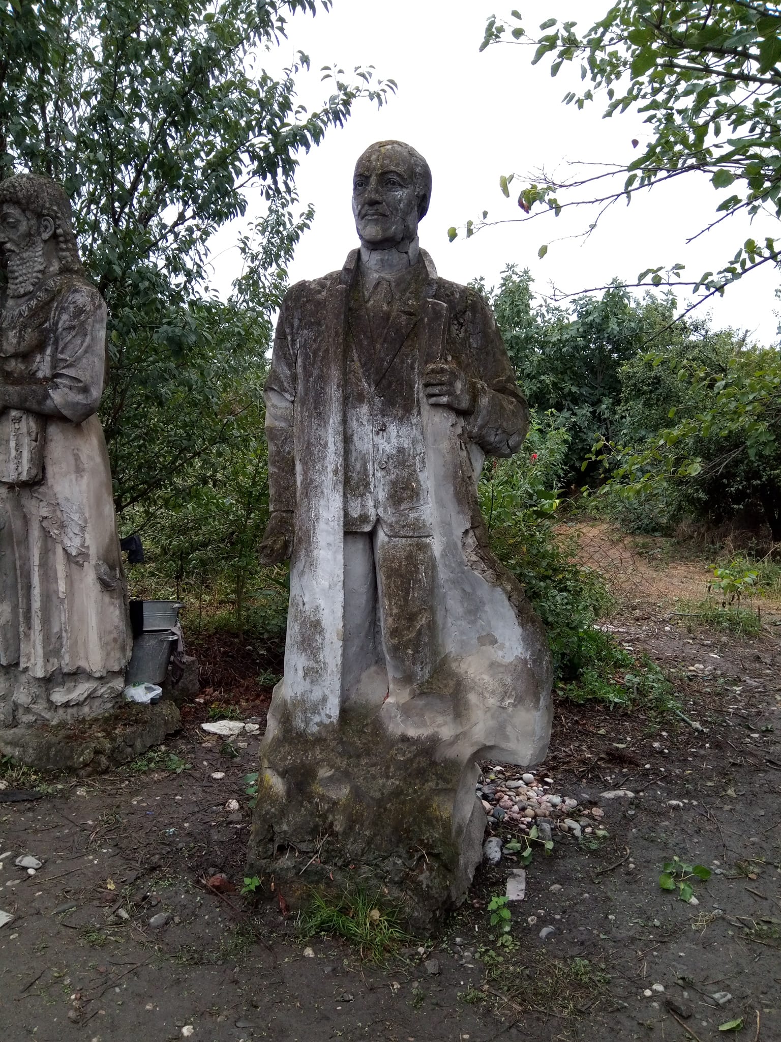 Rəsulzadənin baxımsız vəziyyətdə olan heykəli hansı rayondadır? (FOTO/AÇIQLAMA)