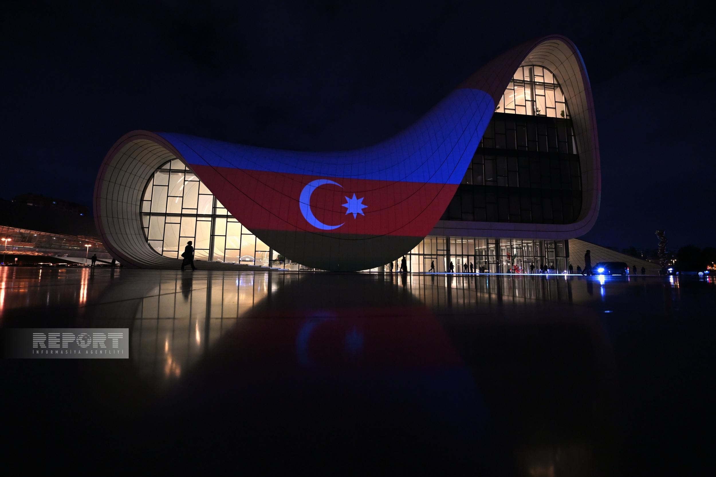 Heydər Əliyev Mərkəzi Türkiyə bayrağı ilə işıqlandırıldı (FOTO)