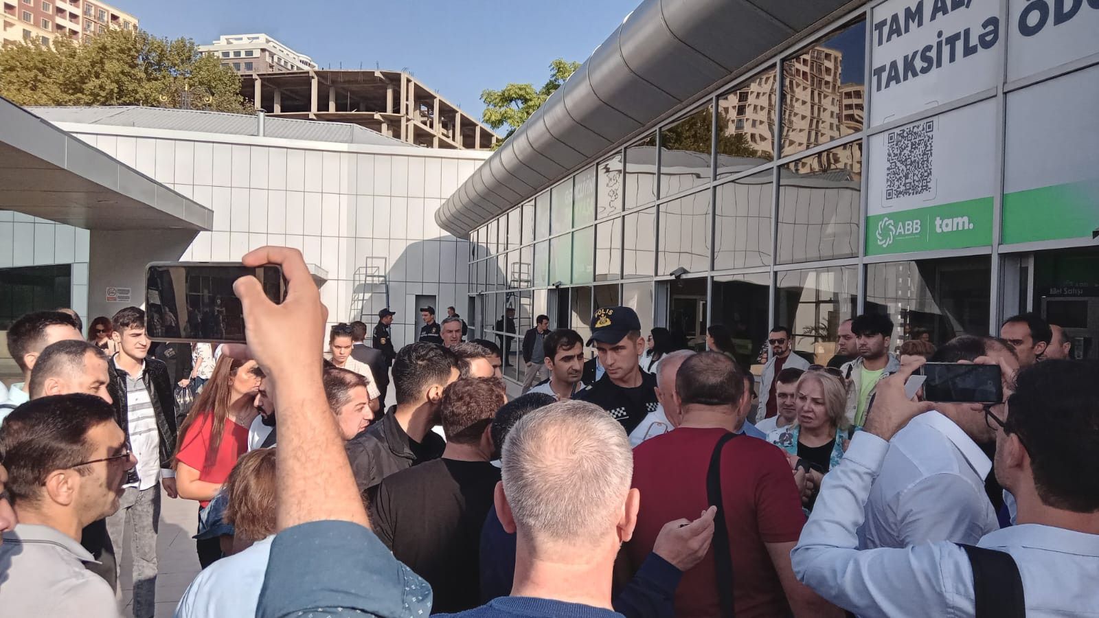 Dəmiryolu Vağzalında dəhşətli sıxlıq: sərnişinlər etiraza qalxdı (FOTO)