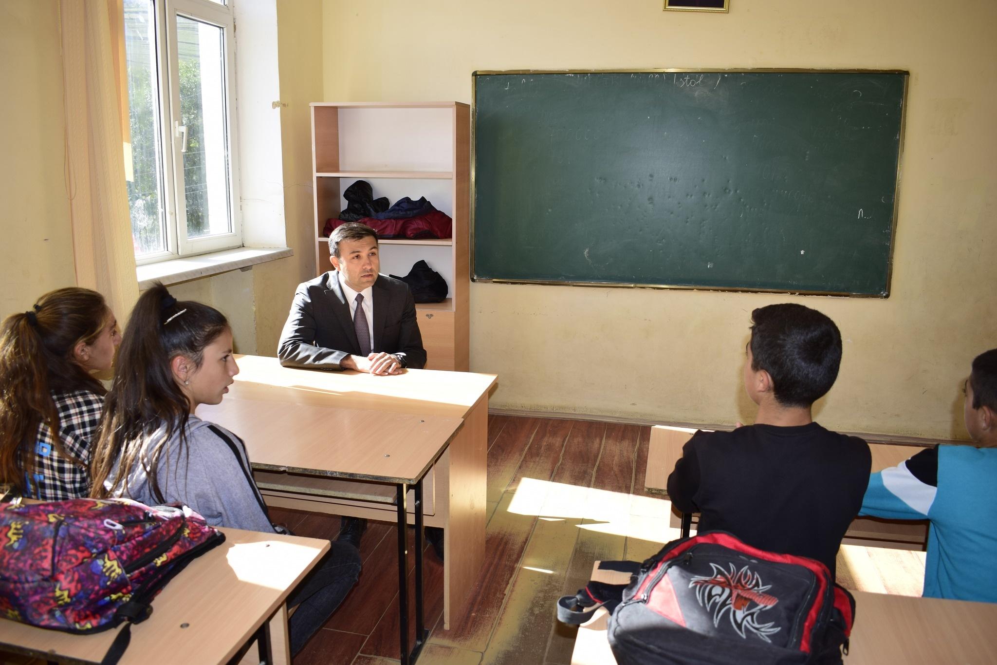 İcra başçısının məktəbdə tapmadığı direktordan izahat alındı (FOTO)