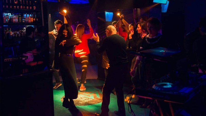 Bakıda deputatlığa namizəd olmuş gecə klubu rəhbəri müştərini döyüb - Polis rəisi haqlı çıxdı