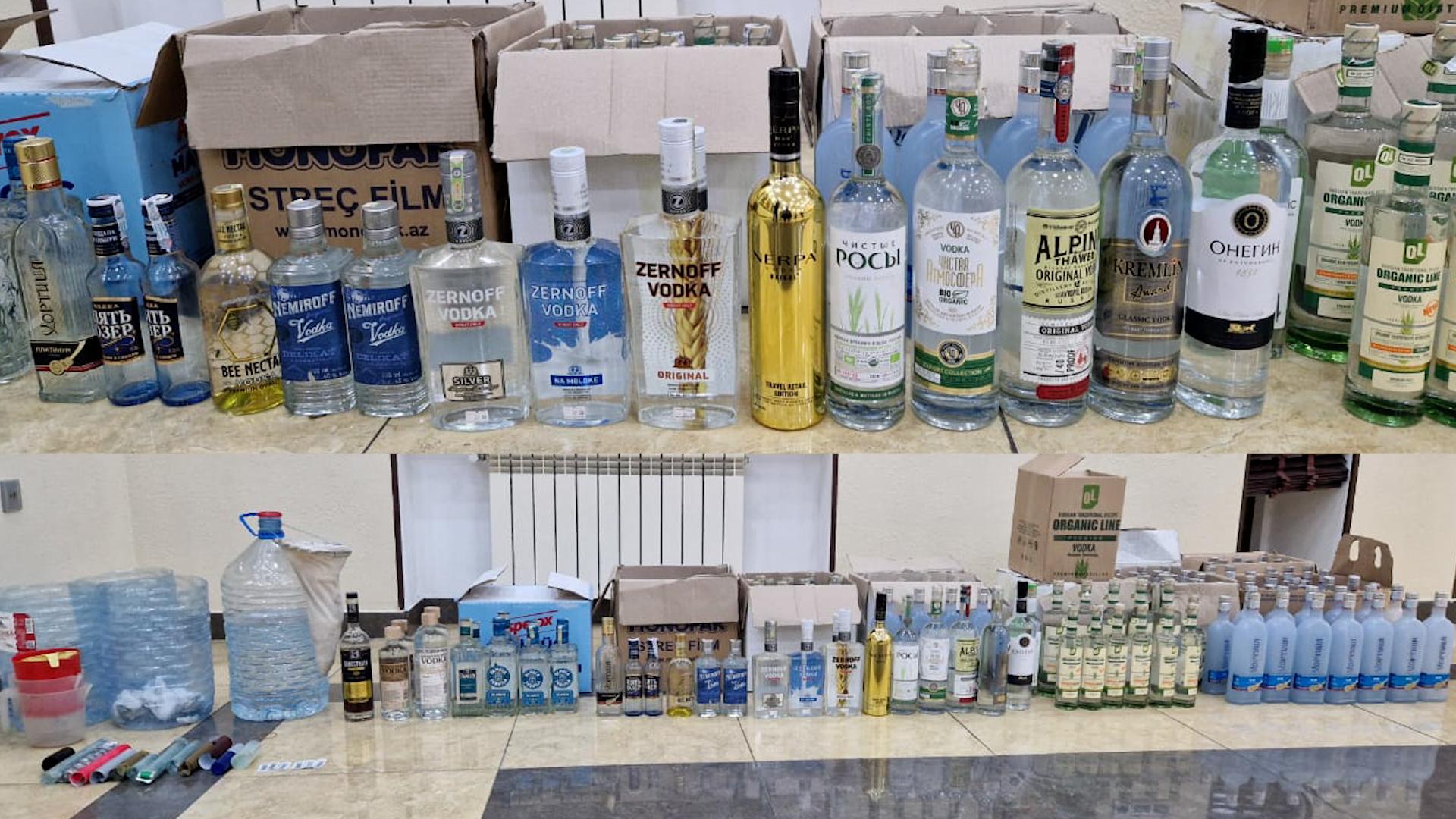 Bakıda yaşadığı evdə saxta spirtli içkilər hazırlayan şəxs saxlanıldı (FOTO/VİDEO)