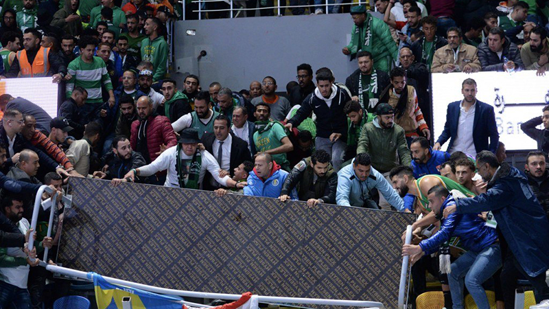 Oyun zamanı tribuna çökdü, 27 nəfər xəsarət aldı (VİDEO)