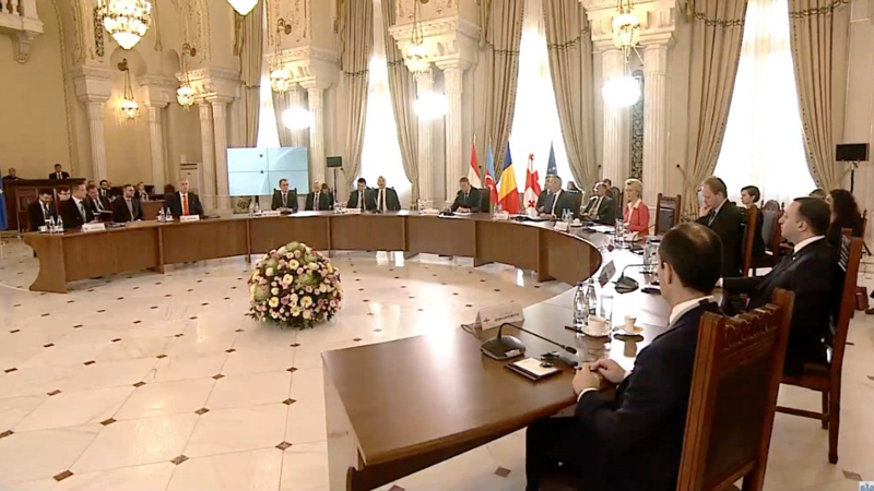 İlham Əliyev Buxarestdə plenar iclasda iştirak etdi (YENİLƏNİB/FOTO)
