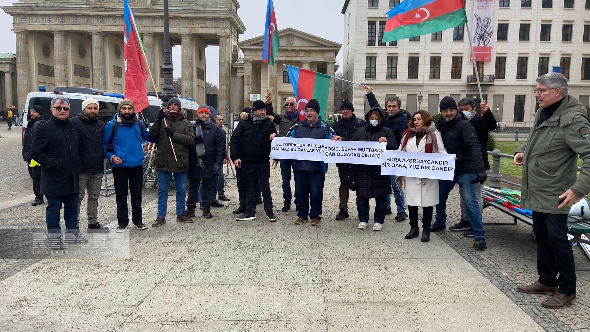 Almaniyadakı azərbaycanlılar İran hakimiyyətinin istefasını tələb ediblər (FOTO)